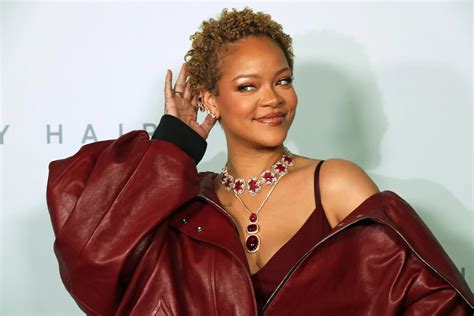 rihanna cheveux|Rihanna rocks her natural curls after announcing Fenty Hair launch